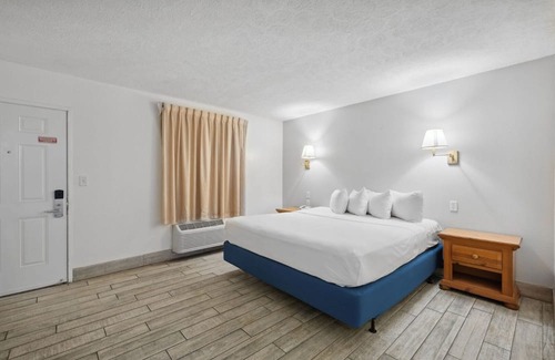 Panama City Beach Hotel | Ocean/Gulf View Coastal Two Bedroom Suite at Holiday Terrace Beachfront Hotel