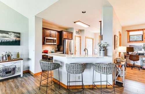 Mountain Air Condo | Condo w/Private Balcony 6 Mi to Pisgah NF!