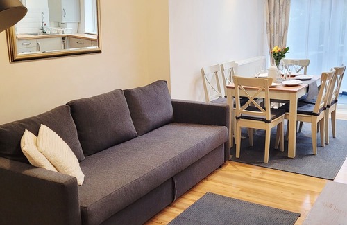Alexandra House | Family-Friendly 3-Bedroom Home in Tolworth with Easy London Access
