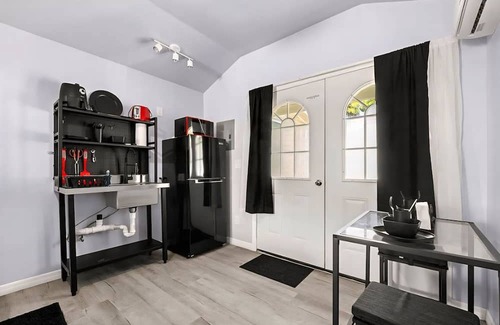 Port Orange Cottage | Tiny house 4 mins to Daytona beach. 12 mins to Speedway and Airport.
