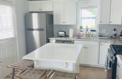 Waveland House | Bay Sunset Retreat-Walk to Nantasket beach- Charming 3-bedroom house