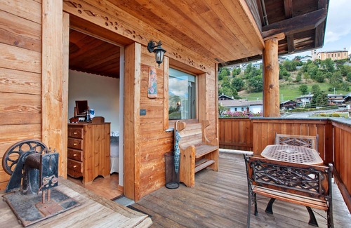 Torgnon Apartment | Room 'Dames De Challand' with Mountain View, Shared Garden and Wi-Fi