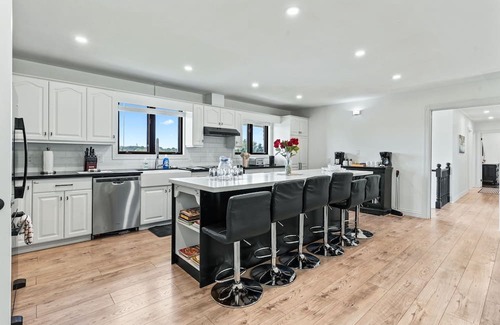 Chatsworth House | Find peace, comfort, and privacy at our spacious countryside home nestled in the heart of nature in Chatsworth!