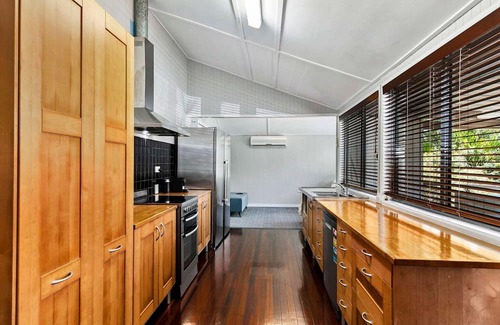 Urangan House | Large Waterfront Home With Pool