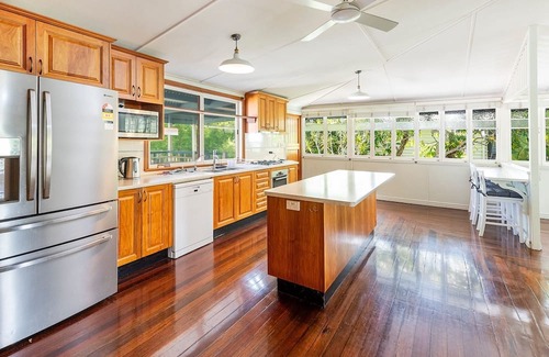 Urangan House | Spacious Family Holiday Home in Urangan