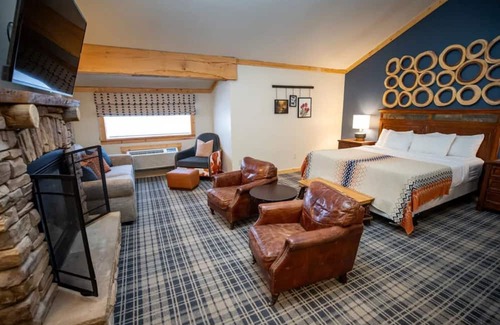 Mammoth Lakes Hotel | Alpine Room Near Sherwin Lakes, Mammoth Mountain, and Epic Hiking Adventures