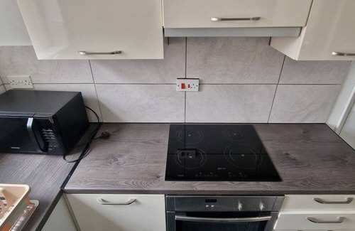Leicester House | Detached 3 Bedroom House in Leicester with Private Parking & Garden