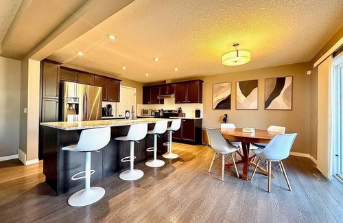 Chestermere House | Executive Home - Just Off Chestermere Lake