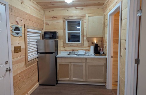 Titus Cabin | Charming 1-bedroom Log Cabin on Lake Jordan with water front, large deck ,AC,