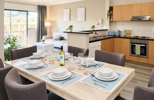 East Perth Apartment | Stylish Retreat | Central | Pool | 65'" TV
