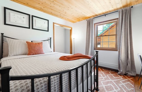 Doyle Cabin | Reverie Ranch @ Gold Mountain 136 Acre w/Lakeview & Nat'l Forest Access, Remote