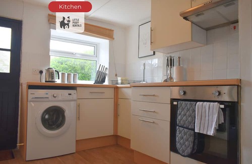 Yardley Hastings Cottage | Serene 3BR Cottage Escape: Parking, Kitchen, Wi-Fi