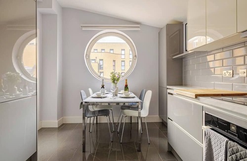 Wapping Apartment | 4 Bed High Rise Apartment Close to Tower Bridge with AC