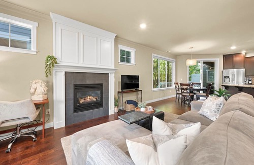 Cornwall Park House | Cozy Fountain District Townhouse w/Fireplace | Near Mt. Baker & Lake Whatcom