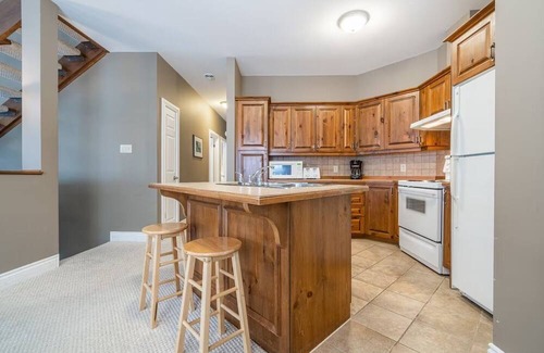 Saint-Faustin-Lac-Carre Condo | 🏔️ Luxurious Ski-In/Ski-Out Mountain Retreat at Mont-Blanc – Sleeps 8