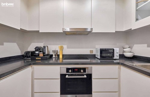 Al Olaya District Apartment | bnbme | Chic 1BR Apartment w/ Outdoor Pool Access