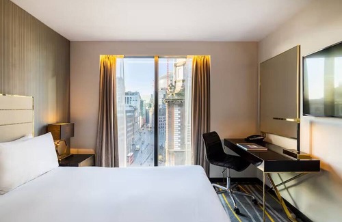Portsoken Hotel | Deluxe Botolph Corner King at Hotel Saint—Near Somerset House and Tower Bridge