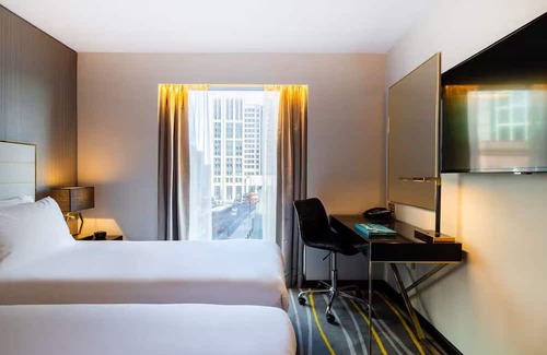 Portsoken Hotel | Stylish Twin Room w/ City Views & Walk-In Shower – Central London Stay