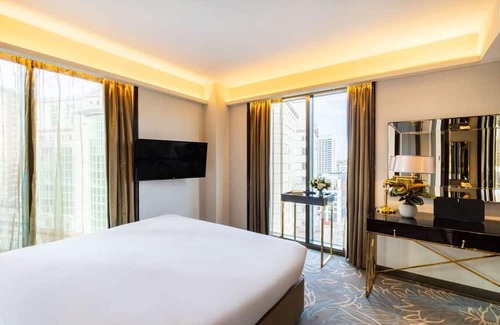 Portsoken Hotel | Unwind in Central London! Ancient City Wall Views—Minutes to Tower Bridge