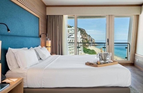 Santiago Hotel | Sesimbra Oceanfront Hotel | Ocean View Premium Suite | Onsite Pools | Restaurant