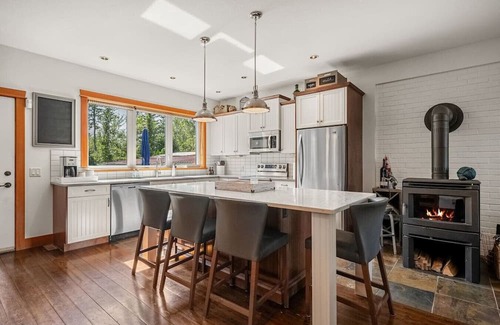South Cambie Apartment | Ash & Iron | Lake | Hot Tub | Fire Pit | Gym | Yard
