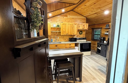 Centerville Cabin | Cozy Cabin With Hot Tub Country Setting