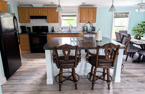 Avis Oaks House | 3-bedroom Private Forest Retreat Home with Wifi and Full Kitchen