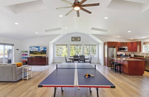 Adelma Beach House | Cozy loft with water view and saltwater hot tub