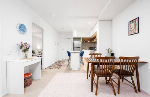 Abbotsford Apartment | Central Cosy Private Hideaway with Pool & Gym