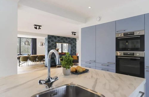 Gramsbergen House | Luxury 12-person villa with canal view, 6 bedrooms, 3 bathrooms, fenced garden and designer kitchen at Holiday Park ’t Hooge Holt.