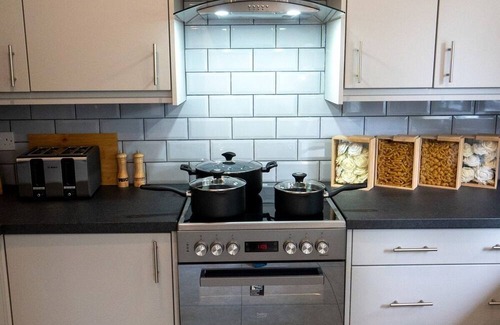 West Bromwich House | Luxury 5BR Home | Hot Tub | EV-Friendly Stay