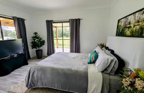 Bunyah Bed & Breakfast | Forest Creek Retreat - Double Room with Mountain View