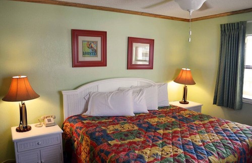 Cocoa Beach Hotel | Cozy hotel in lovely Cocoa Beach with fitness room, beautiful ocean front patio