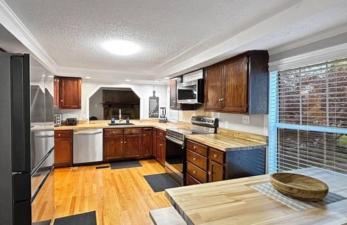 Trenton House | Secluded 10-acre villa, sleeps 23, hot tub!