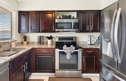 Glendale House | *NEW* Southwest Pool Oasis! Ping Pong & Mini Golf!