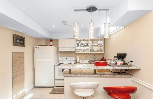 East Credit Apartment | Modern Guest Suite - Comfort for 5 - Free Parking