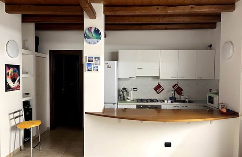 Monguzzo Apartment | Apartment 'La Casa Del Barba' with Wi-Fi