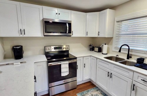 Talladega House | Nalida's Retreat - Cozy 3 Bedroom 2 Bath w/Modern Comforts