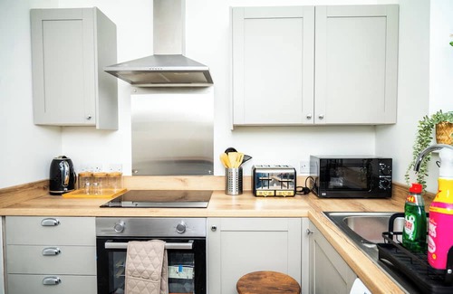 Dewsbury Apartment | Luxury 1- Bed Apartment Opposite Dewsbury Train Station