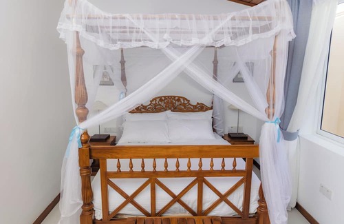 Hikkaduwa Hotel | Spacious 7-bedroom villa in serene Hikkaduwa with AC