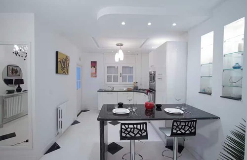Les Berges du Lac Apartment | L'onde du Lac - chic apartment with private suite