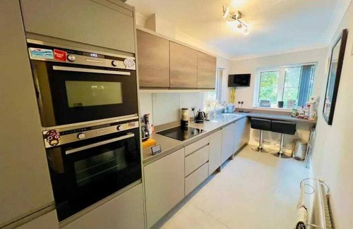 Copers Cope Apartment | Stylish 2BD Flat w/ Parking, Beckenham