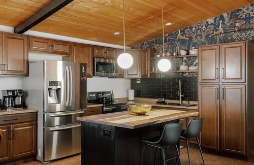 Strawberry Cabin | NEW Velvet Antler: EV Charger, Dog Run, Hot Tub