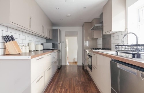 Woolwich House | Luxury 3BR | Sleeps 8 | Pool Table + PS5 | Near O2