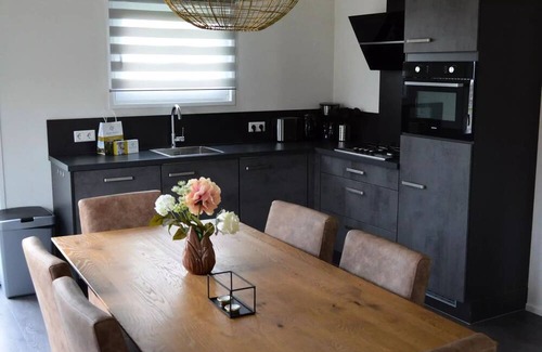 Gasthuis Villa | Schaelsbergerbosch - 2 Bathrooms, Fireplace and Garden Shed