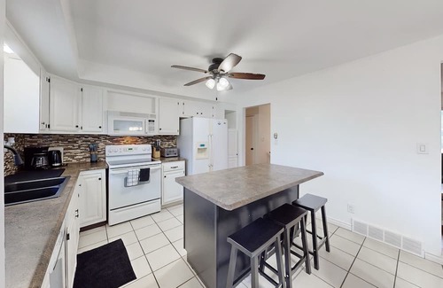 Port Franks Cottage | Pet Friendly Beach House with Games Room + Hot tub