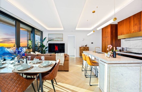 Box Hill Apartment | Highrise Luxury Penthouse Spectacular Views