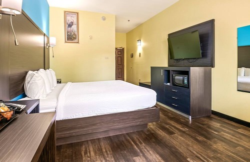 Crawfordville Hotel | Relax in Style: King Bed Non-Smoking Room at Wildwood Inn
