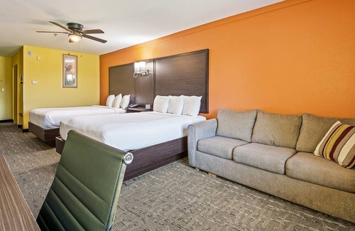 Crawfordville Hotel | Spacious Comfort for Groups – 2 Queen Beds + Sleeper Sofa at Wildwood Inn