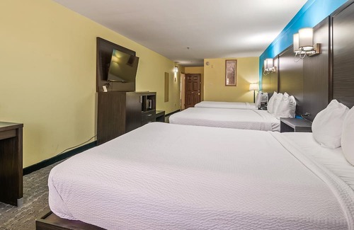 Crawfordville Hotel | Spacious Comfort for Groups or Families – 3 Queens, Non-Smoking at Wildwood Inn